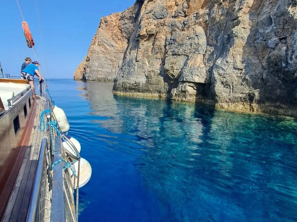 Amanda boat tours in Sifnos